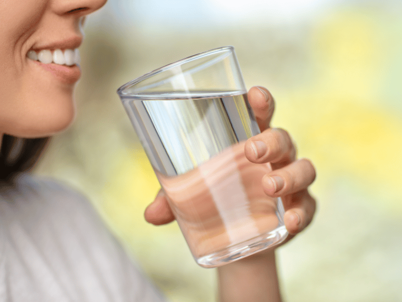 Uống nhiều nước để cung cấp độ ẩm cần thiết cho da